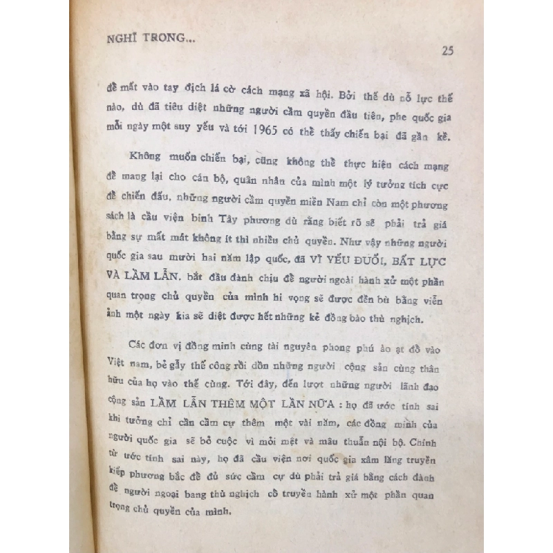 Nghĩ trong một xã hội tan rã - Thế Uyên ( sách đóng bìa mất bìa gốc ) 125730