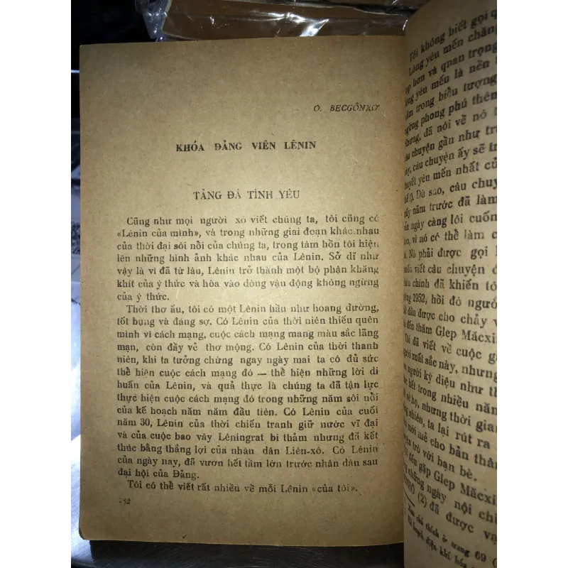 Một buổi tối tháng tư - Tạp truyện và bút ký về V.I.Lê-nin 786048