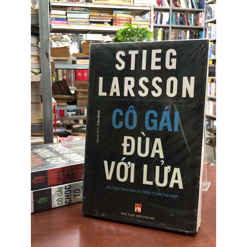 STIEG LARSSON- Cô gái có hình xăm rồng - Cô gái đùa với lửa - Cô gái chọc tổ ong bầu 367286