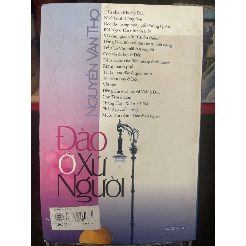 Đào ở xứ người mới 70% ố ẩm có dấu mộc và viết nhẹ trang đầu 2006 Nguyễn Văn Thọ HPB0906 SÁCH VĂN HỌC 352054
