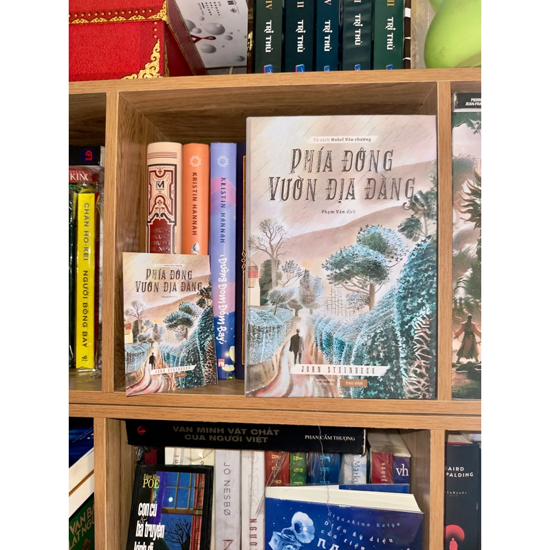 Phía Đông Vườn Địa Đàng bìa cứng  443394