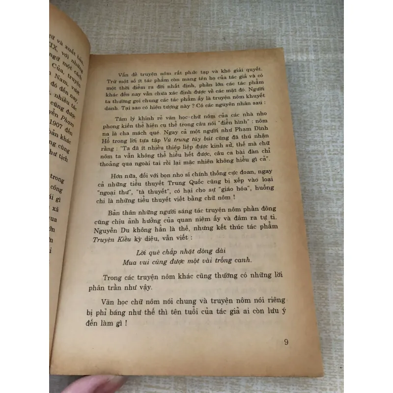 Phê bình bình luận văn học 976107