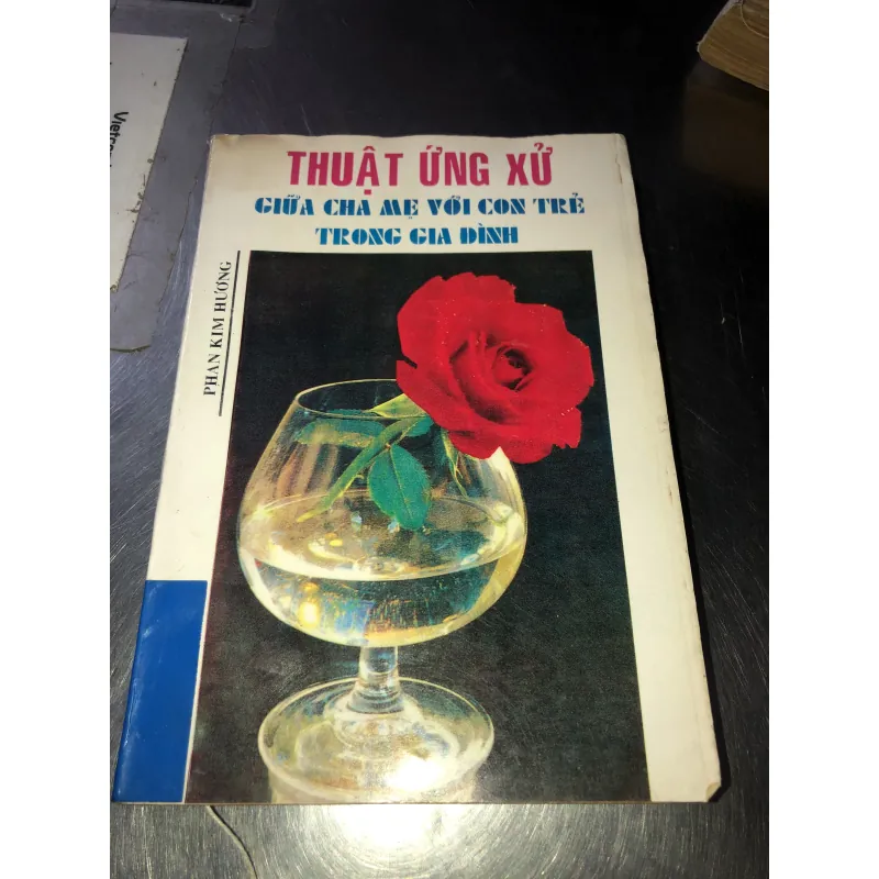 Thuật ứng xử giữa cha mẹ với con trẻ trong gia đình - Phan Kim Hương 958722