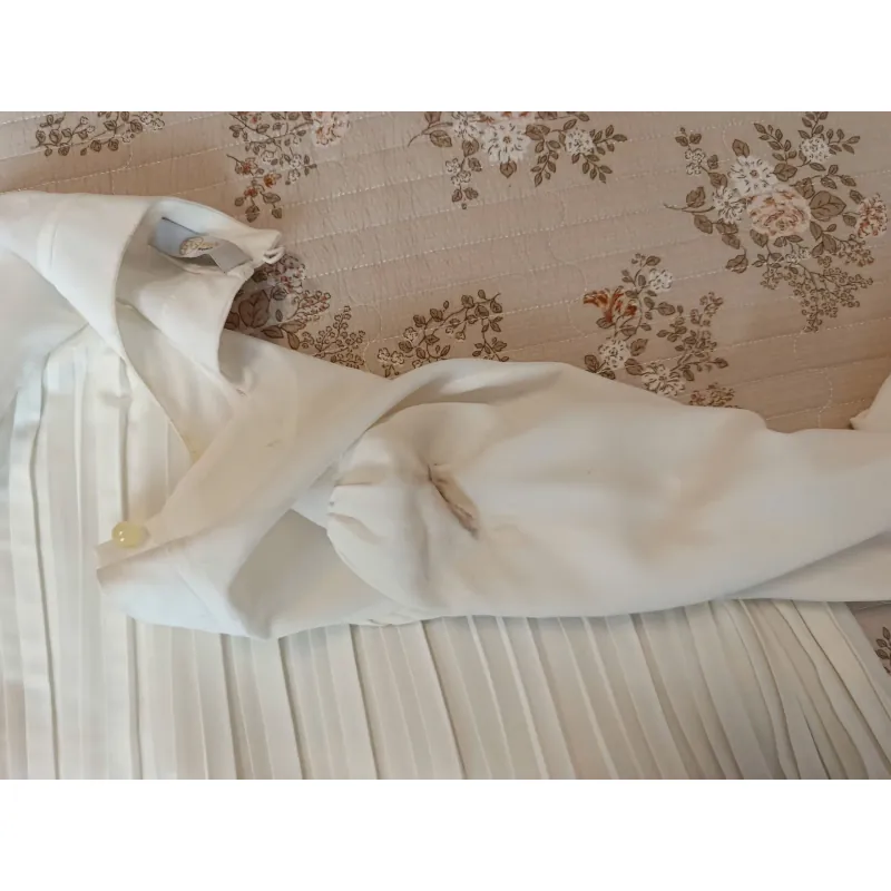 Áo trắng cổ trụ xếp li ngực 1013619