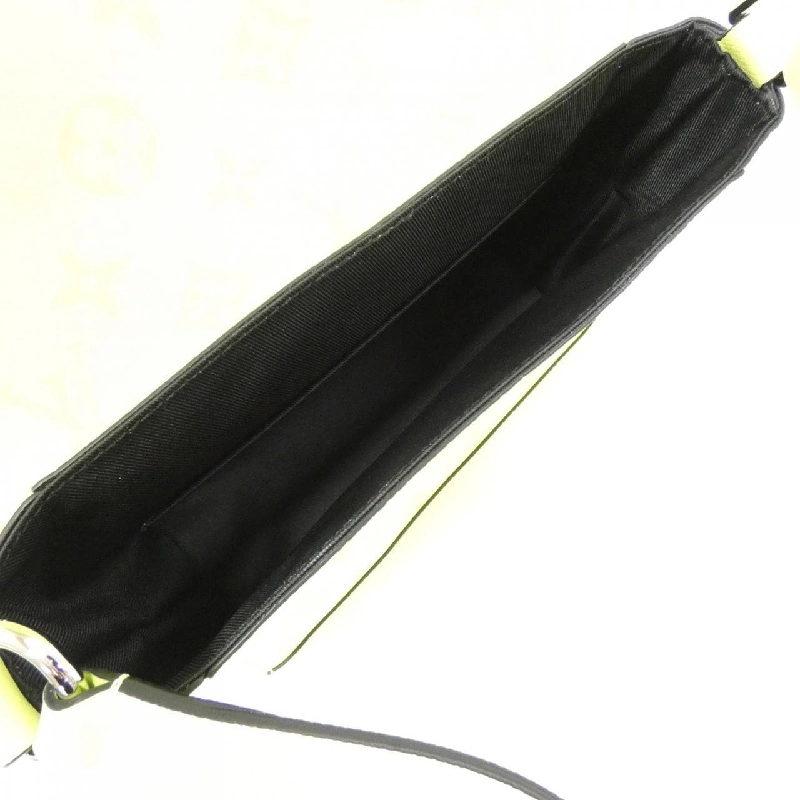 Túi xách Louis Vuitton Taiga Lama Pulse Messenger M14079 618434