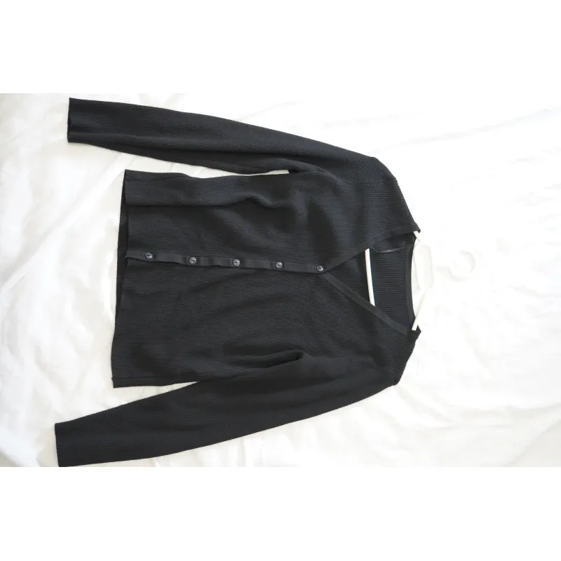 Uniqlo  áo thun gân cổ V -2025 mã 478870 - áo mới ra luôn 681004