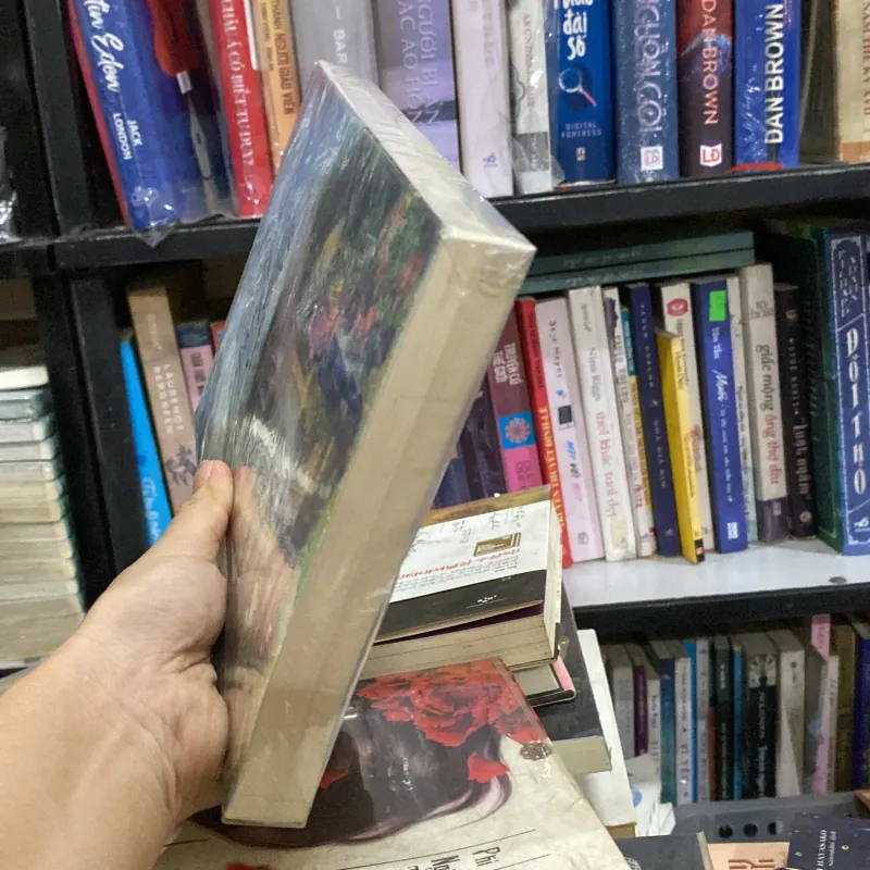 Anh đứng giữa ngàn hoa hạ rực rỡ 1021070