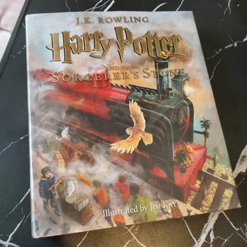 Harry Potter and the Sorcerer's Stone: The Illustrated - US Edition (Harry Potter, Book 1) 1009979