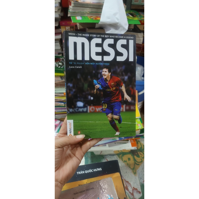 Messi Từ * El Pulga* Đến Một Huyền Thoại- Luca Caioli 546410