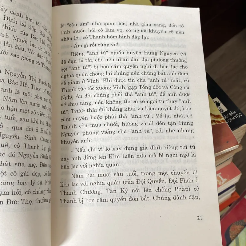 CHUYỆN VỚI NGƯỜI CHÁU GẦN NHẤT CỦA BÁC HỒ (XB 2001) 697965