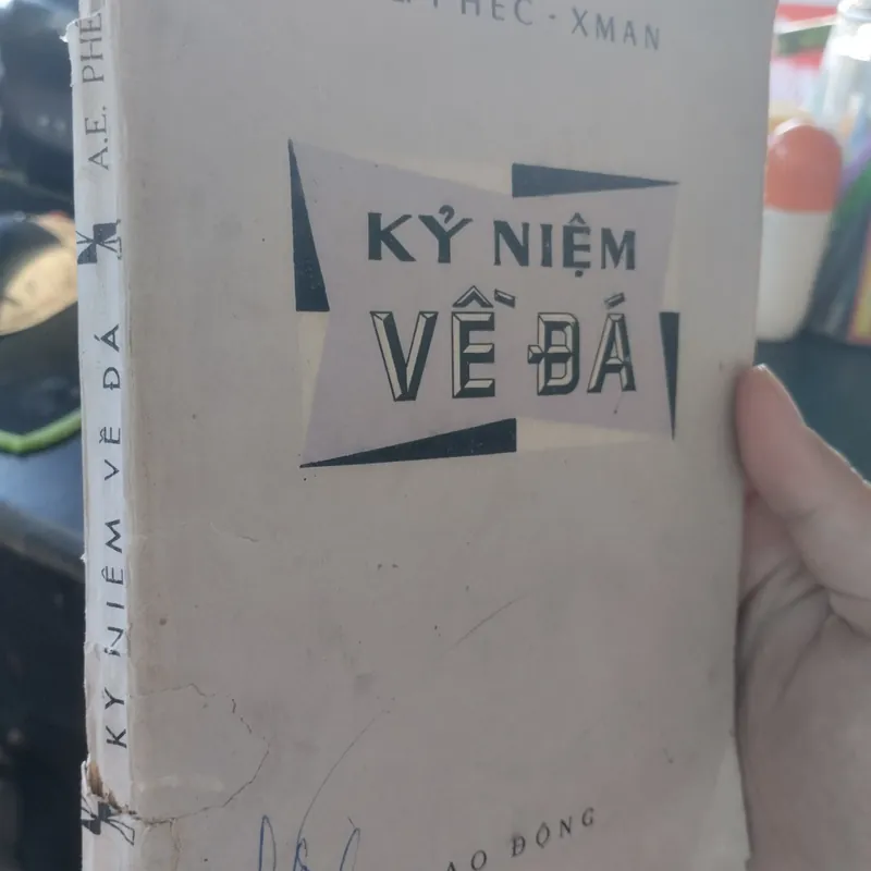 tác phẩm của A.E. Phéc-xman có tựa đề Kỷ Niệm Về Đá.
(1974) 573929