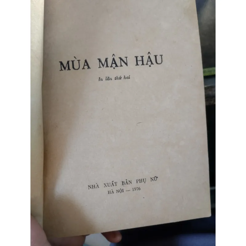 tiểu thuyết Mùa mận hậu của nhà văn Ma Văn Kháng. 
 695688