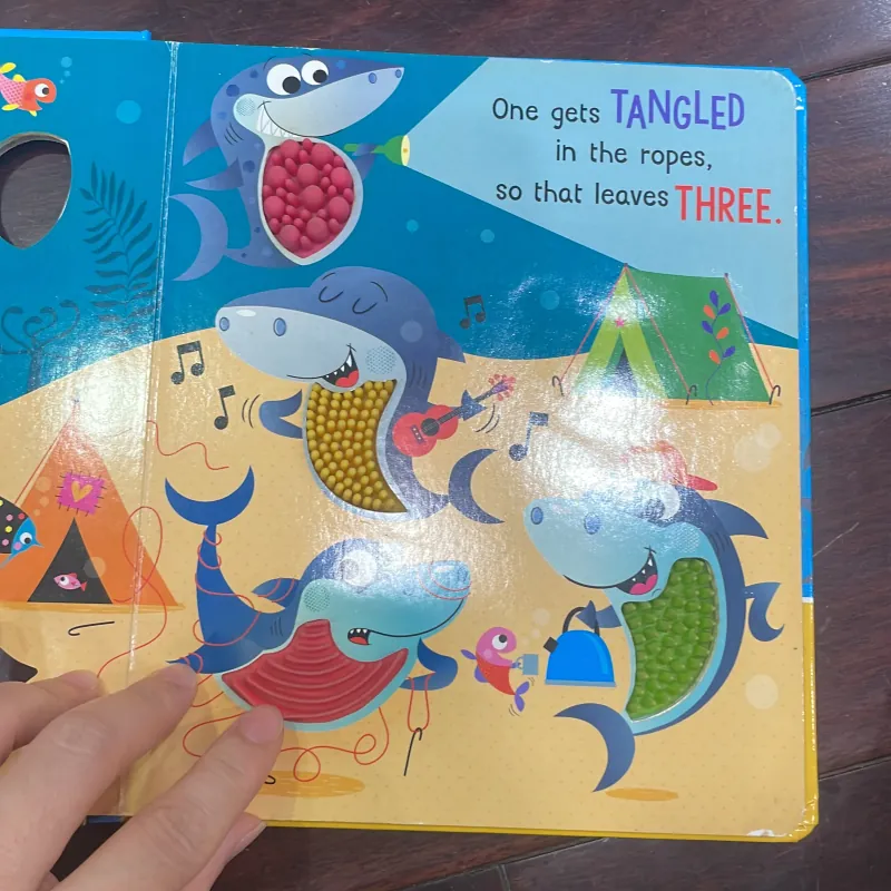 Ngoại văn tiếng anh trẻ em : NEVER TOUCH THE SHARKS - count the 5 snappy sharks  1028018