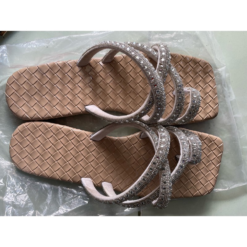 dép nữ size 37 mua mang được 2l do chân to nên pass lại  12040