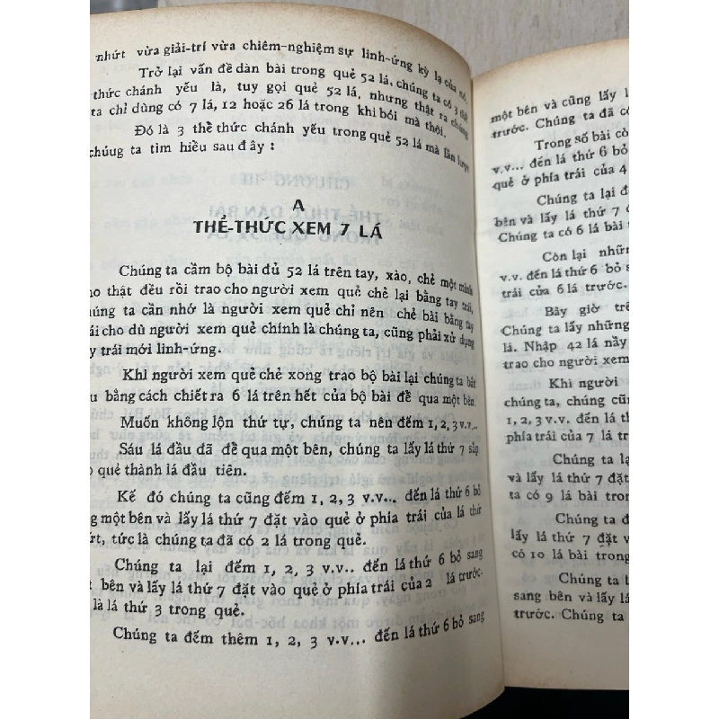 Bí quyết bói bài hỗn hợp bài cào, trót - J. Des Vignes Rouges (sách in kéo lụa) 790251