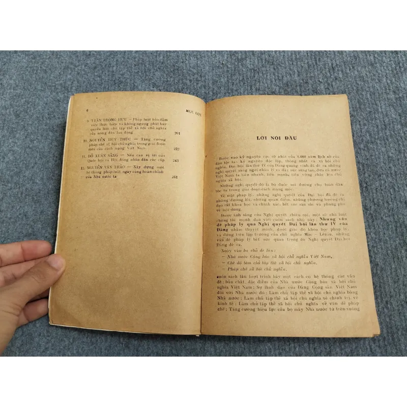 NHỮNG VẤN ĐỀ PHÁP LÝ QUA NGHỊ QUYẾT ĐẠI HỘI LẦN THỨ IV CỦA ĐẢNG 689547