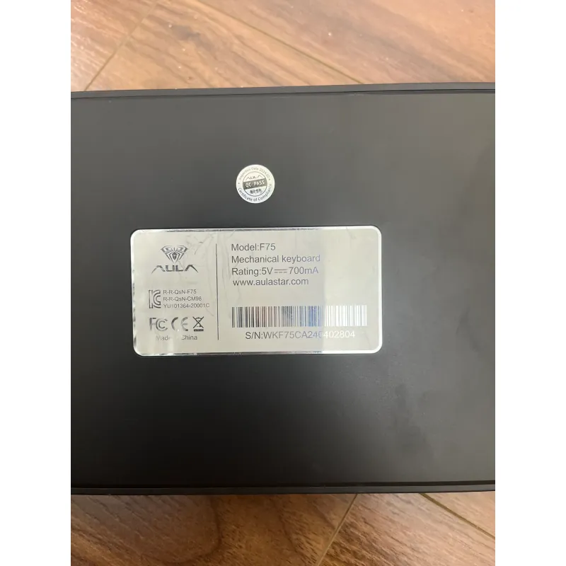 Bàn phím cơ AULA model F75 màu đen có phím màu vàng và cổng kết nối USB 721038