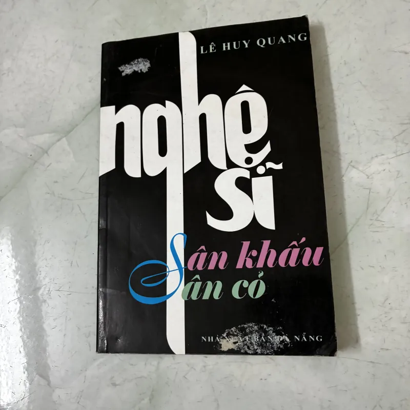 Nghệ sĩ sân khấu sân cỏ 1040774