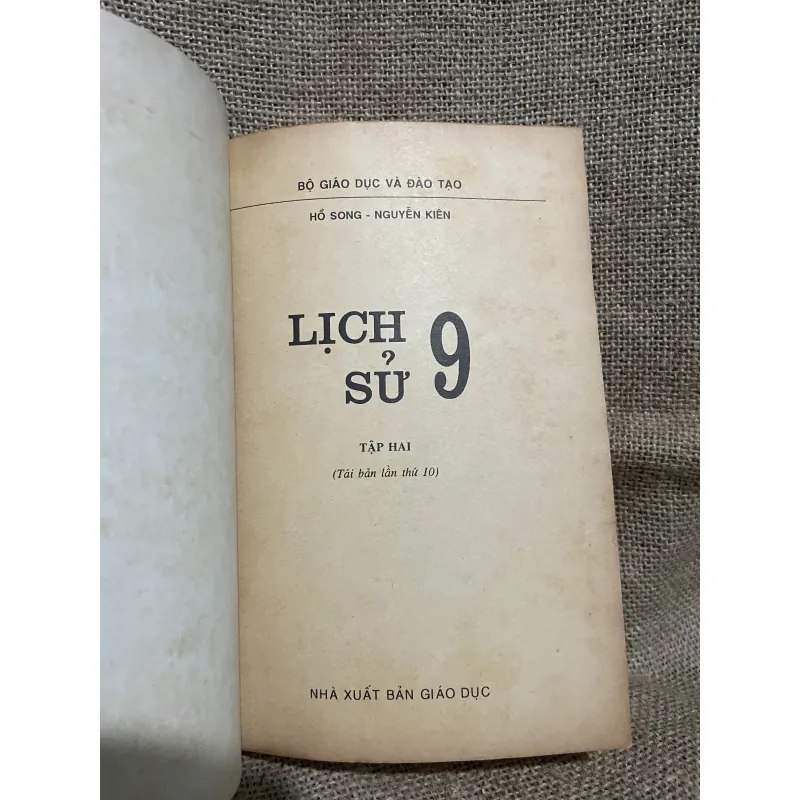 Sách giáo khoa xưa - lịch sử 9 748145