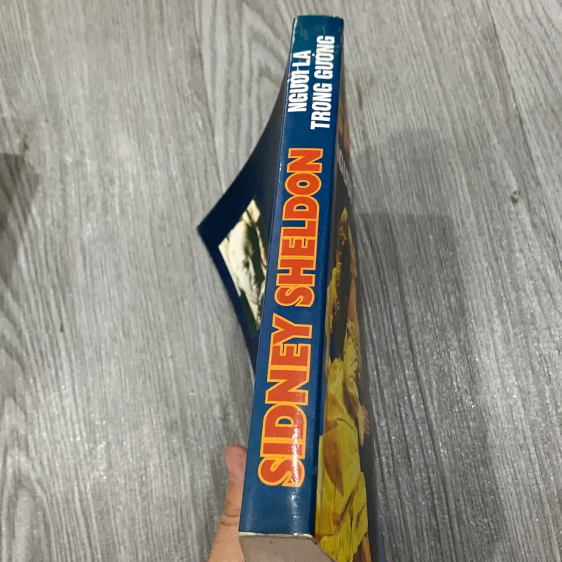 Người lạ trong gương 1023411