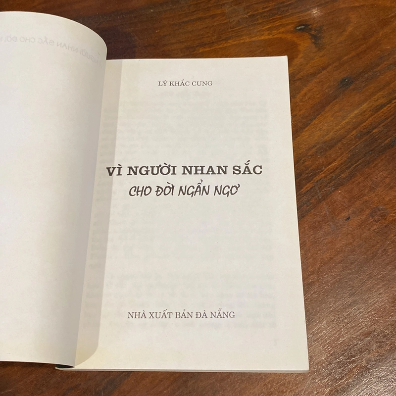 VÌ NGƯỜI NHAN SẮC CHO ĐỜI NGẨN NGƠ (XB 2011) 475194