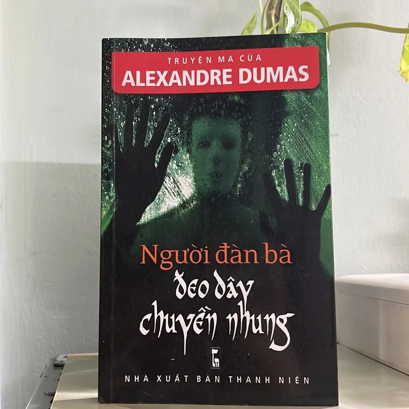 Người Đàn bà đeo dây chuyền nhung 736305