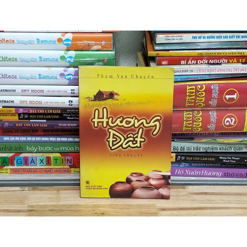 Tiểu thuyết hương đất 594275