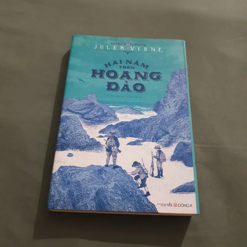 HAI NĂM TRÊN HOANG ĐẢO - Jules Verne 785991
