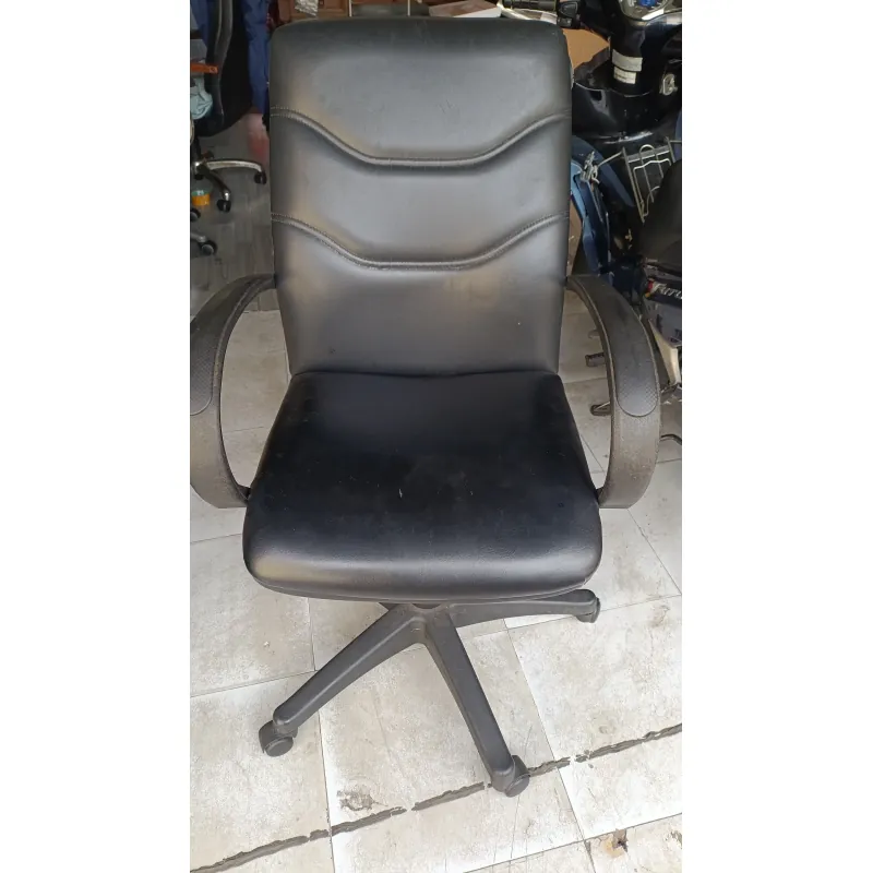 Ghễ xoay văn phòng,chất liệu  da đã qua sử dụng,bị rách chút ở lưng 800262