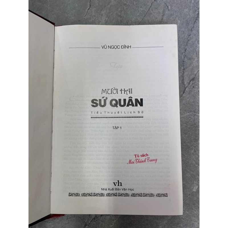 MƯỜI HAI SỨ QUÂN - TIỂU THUYẾT LỊCH SỬ ( 2 cuốn ) 387545