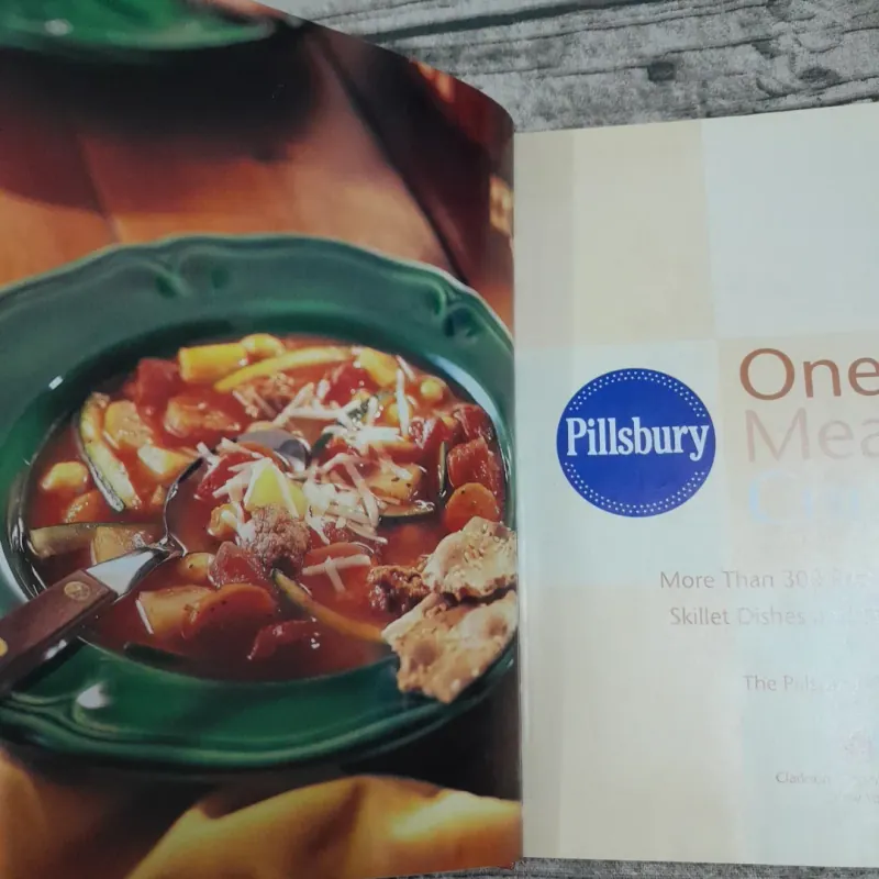 Phillsbury- One Dish Meals Cookbook- 300 Recipes for Casseroles, Skillet, Slow Cook meals 785346