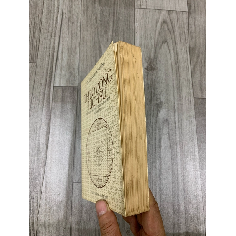 Theo dòng lịch sử, những vùng đất, thần và tâm thức người việt. 999 473624