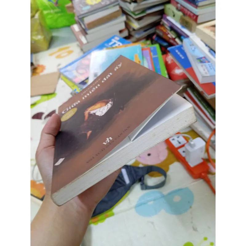 Giữa Miền Đất Ấy  . 960716