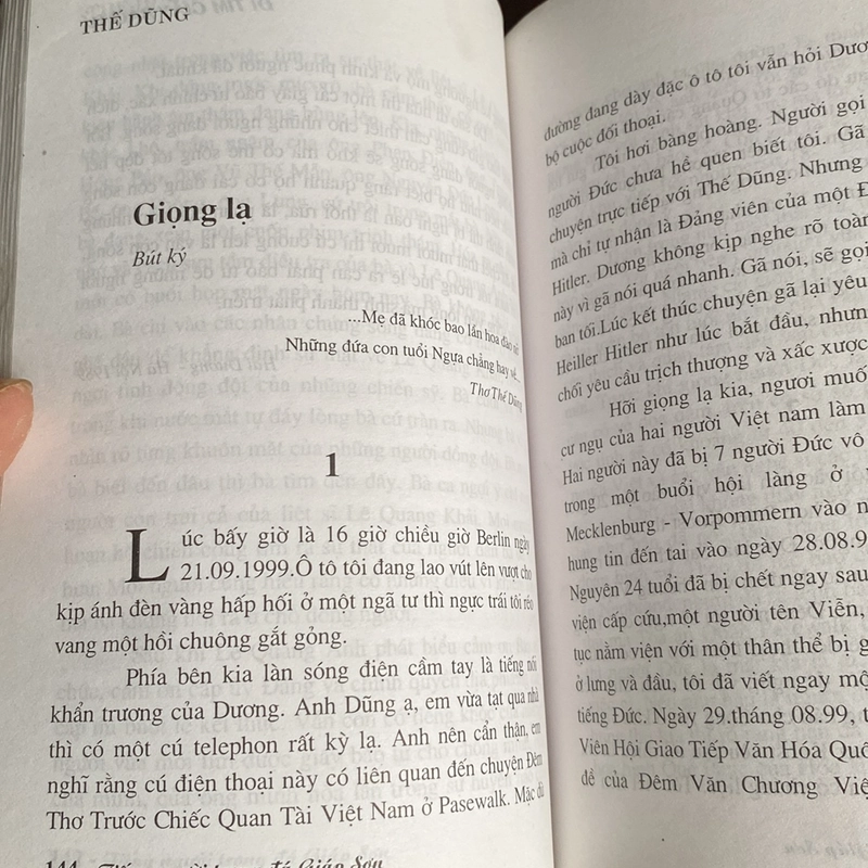 TIẾNG NGƯỜI TRONG ĐÁ GIÁP SƠN, BẢN CÓ CHỮ KÝ TÁC GIẢ THẾ DŨNG (XB 2005) 502626