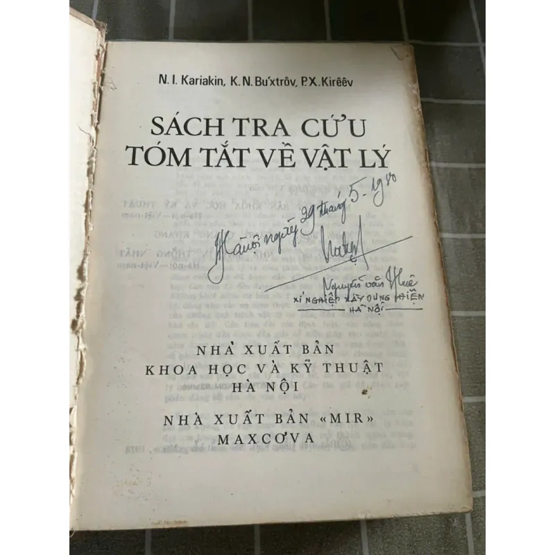 SÁCH TRA CỨU TÓM TẮT VỀ VẬT LÝ, HƠN 1000 TRANG , DỊCH TỪ TIẾNG NGA 556960