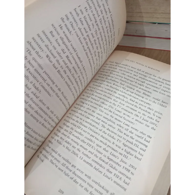 Foul! The secret world of FIFA: Bribes vote rigging and ticket scandals - Andrew Jennings 702420