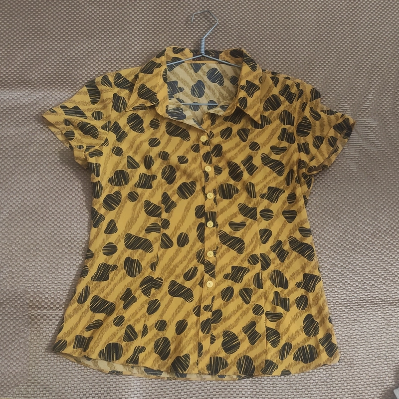 Sơ mi vàng hoạ tiết size M  485598