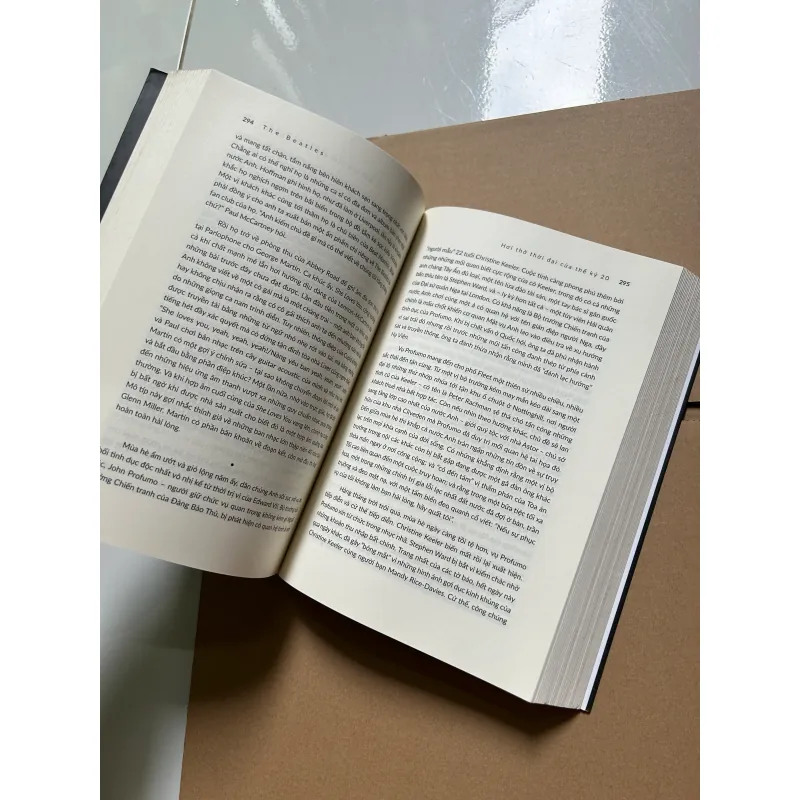 SHOUT! The Beatles: hơi thở thời đại của thế kỷ 20 - Philip Norman 745937