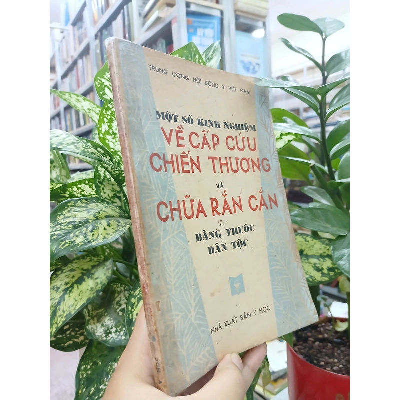 MỘT SỐ KINH NGHIỆM VỀ CẤP CỨU CHIẾN THƯƠNG VÀ CHỮA RẮN CẮN BẰNG THUỐC DÂN TỘC 548512