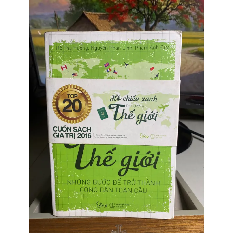 Hộ Chiếu Xanh Đi Quanh Thế Giới- Tác giả Hồ Thu Hương , Nguyễn Phan Linh , Phạm Anh Đức -NXB Thế Giới- Năm XB 12-2016- Sách qua sử dụng có ghi nhiều trong sách STB1531 Blogmeo 27525 587571