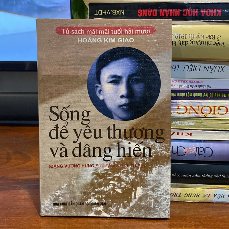 SỐNG ĐỂ YÊU THƯƠNG VÀ DÂNG HIẾN (XB 2005) 478585