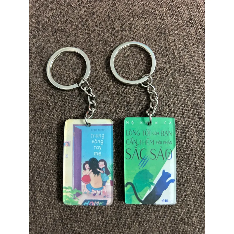 Móc khóa sách: Trong vòng tay mẹ + Lòng tốt của bạn cần thêm đôi phần sắc sảo 732345