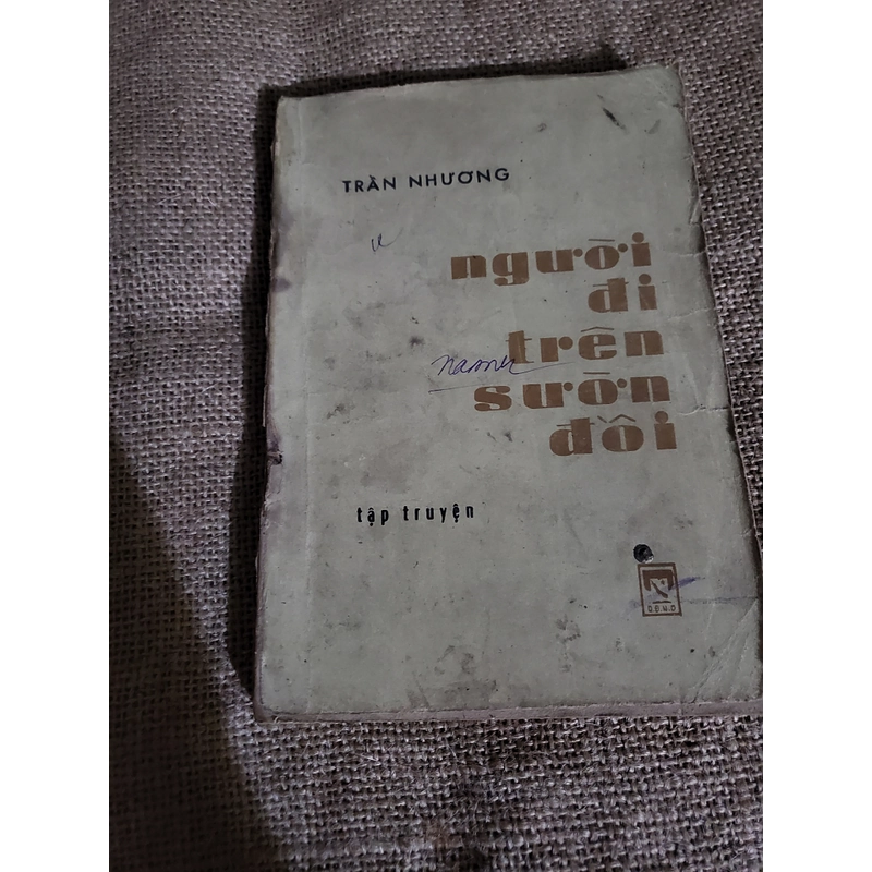 Người đi trên sườn đồi | tiểu thuyết của Trần Nhương 326048