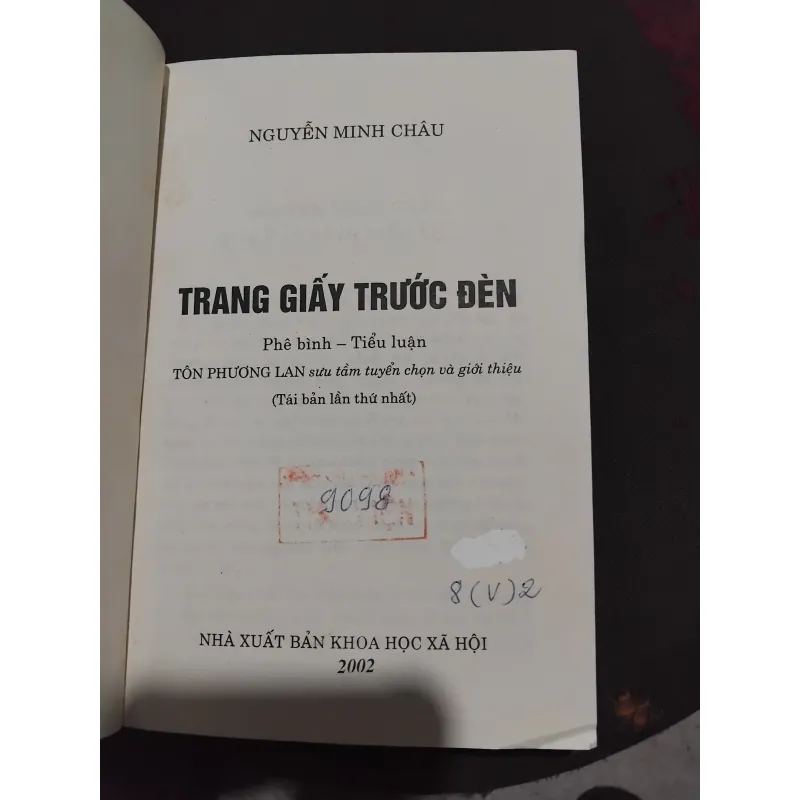 Nguyễn Minh Châu trang giấy trước đèn  1036077