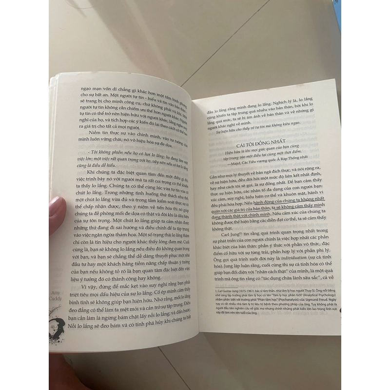 (Sách Cũ) Hiện hữu trong từng khoảnh khắc - Mới 70% (gạch chân, ẩm nhẹ, rìa bẩn) (Hoi) 42517