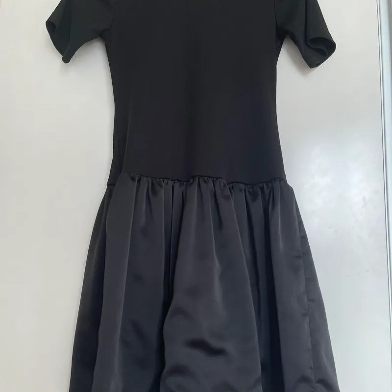 Váy đen hạ eo sz M mới 564555