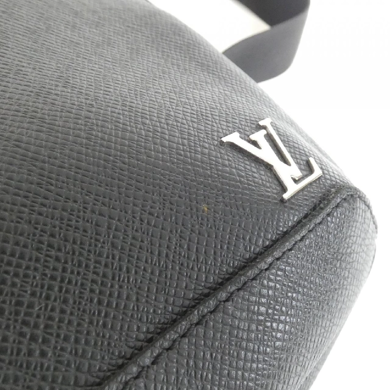 Túi đeo chéo Louis Vuitton Taiga Avenue M30443 - Hàng hiệu Chính hãng 768097