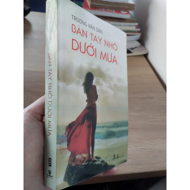 cuốn tiểu thuyết "Bàn tay nhỏ dưới mưa" của tác giả Trương Văn Dân.
 957425