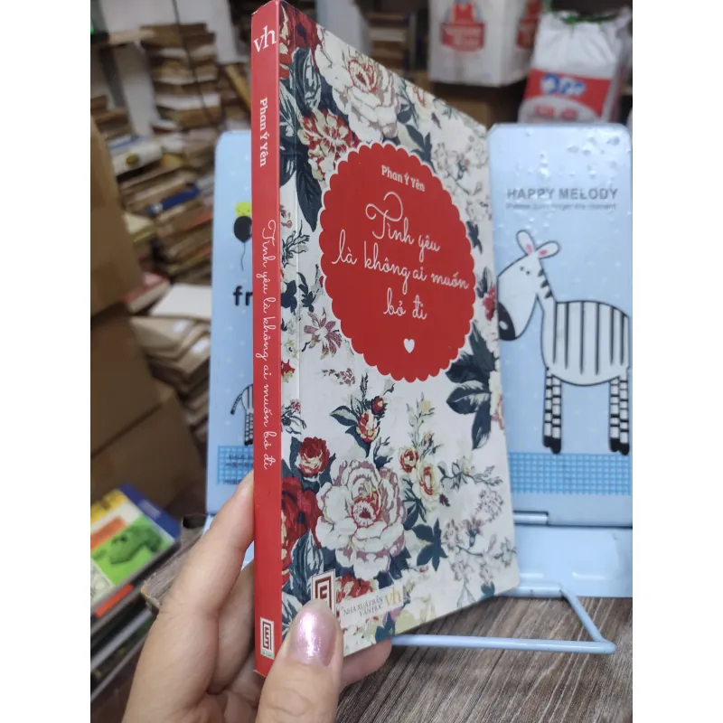 Sách: TÌnh yêu là không ai muốn bỏ đi - Phan Ý Yên (B1) 721130