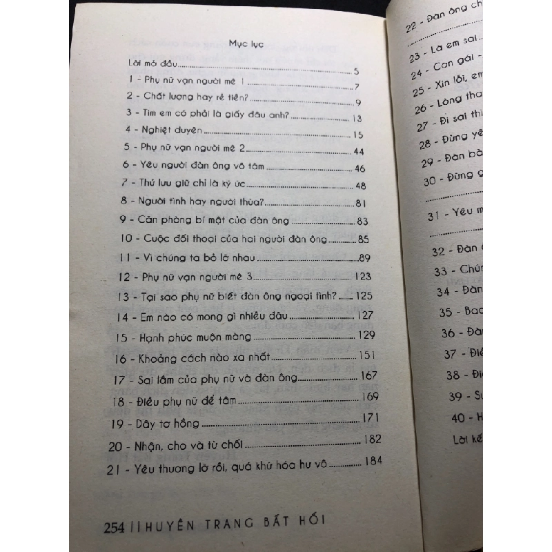 Phụ nữ vạn người mê 2016 mới 80% ố bẩn nhẹ bụng góc bìa sách chữ ký và mộc tác giả trang đầu Huyền Trang Bẩt Hối HPB1107 VĂN HỌC 184380